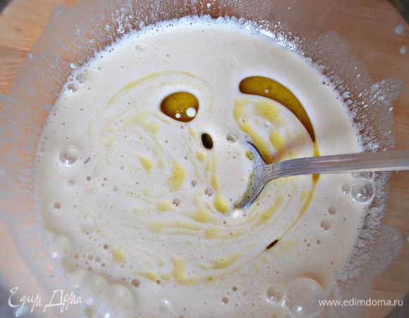 К опаре добавляем растительное масло и соль, хорошо размешиваем.