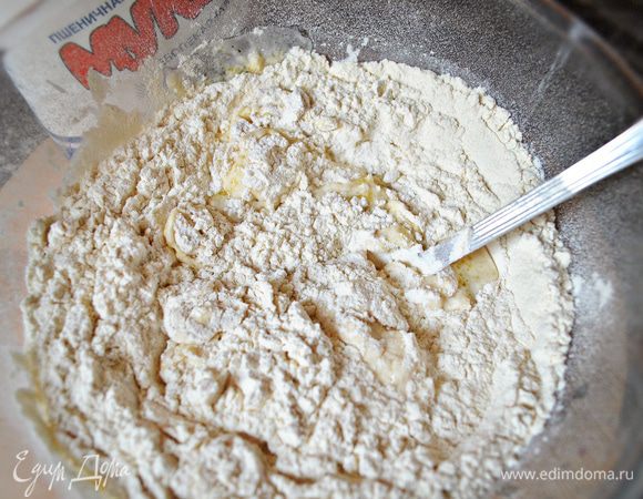 Добавляем порциями просеянную муку и замешиваем эластичное тесто. Муки потребуется 500-550 г, всё зависит от качества используемой вами муки.
