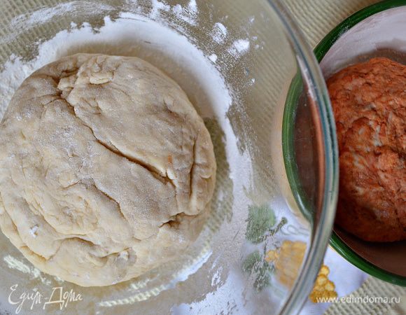 Отрезаем от общей массы теста 1|4 часть и добавляем в неё 2 ст.л. томатной пасты и 3 ст.л. муки, замешиваем однородное тесто.  Затем обе части теста кладём в миски,накрываем полотенцем и оставляем примерно на 1ч чтобы тесто подошло.
