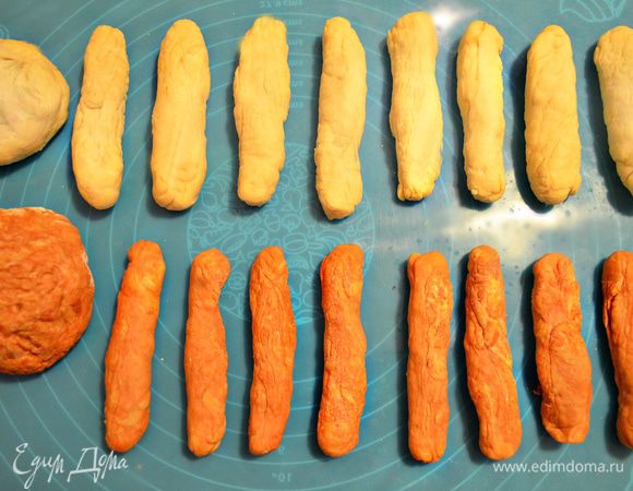 Из кусков белого и томатного теста формируем жгуты одинаковой длины.
