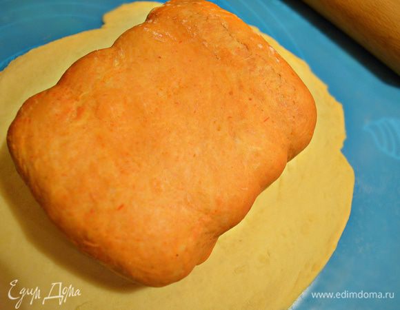 Оставшееся белое тесто раскатываем и выкладываем в него сформированное томатное, защипываем края. 