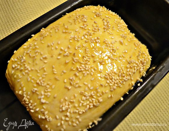Возьмём форму для выпекания, чуть смазываем растительным маслом, выкладываем хлеб швом вниз. Смазываем желтком и присыпаем кунжутом. Даём тесту расстояться около часа. Выпекаем в разогретой духовке до 180 градусов около 1 ч.