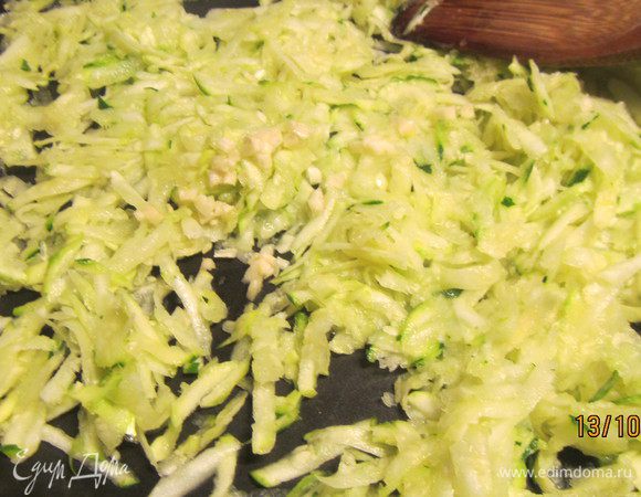 Цукини натираем на средней терке и обжариваем на растительном масле до готовности (минут 5-7), добавив выдавленный чеснок. Солим по вкусу.
Выкладываем их в форму для запекания.
