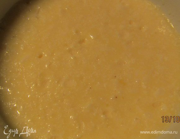 Взбиваем яйца с молоком, добавив тертый сыр, соль, перец и мускатный орех по вкусу. 

