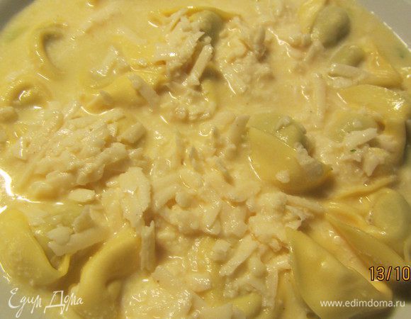 Выливаем нашу заливку на тортеллини. Надо, чтобы она полностью их покрывала. Ставим в духовку 200 гр минут на 15-20. 
