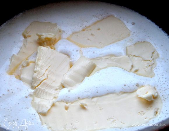 Вообще рецепт был в 2 раза больше,но и данного состава хватает на приличную горку рассыпчатой восточной сладости. Итак масло топим в кастрюльке с толстым дном.