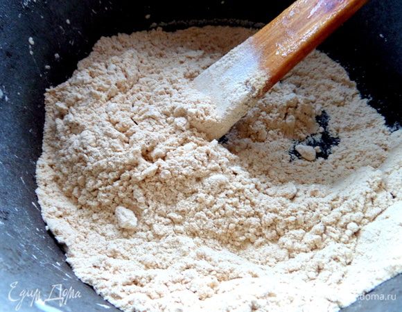 В чугунной кастрюле или сковороде обжариваем на небольшом огне,постоянно перемешивая,муку. Мне хотелось более насыщенный цвет,поэтому подольше обжарила,аромат стоял такой вкусный!