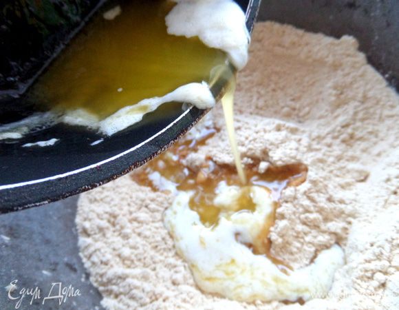 Переливаем топлёное масло в коричневатую муку и перетираем на огне минут 5 ложкой.