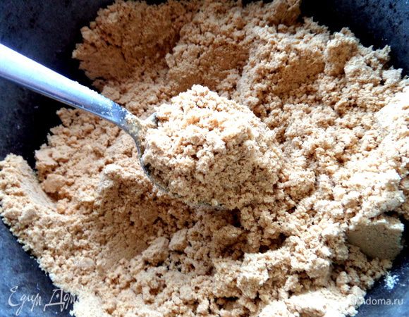 Пока смесь напоминает крошку!