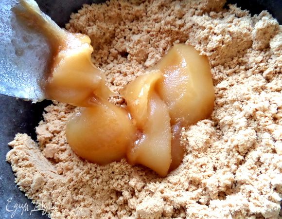 Добавим мёд (я решила снять с огня,чтобы сильно не терять качества мёда!). Вместо мёда можно сварить сироп из воды 50 мл и сахара 100 г. Продолжаем перетирать минут 5...,это требует усилий,можно призвать помощников)))