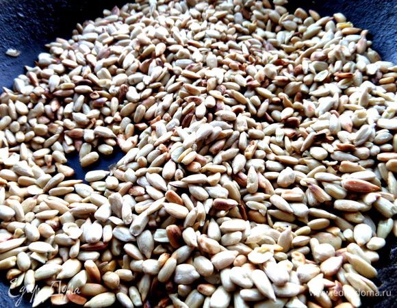 Пока жарилась мука,рядом жарились семечки...