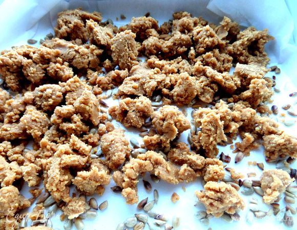 Ложкой раскидываем мучную крошку на семечки.