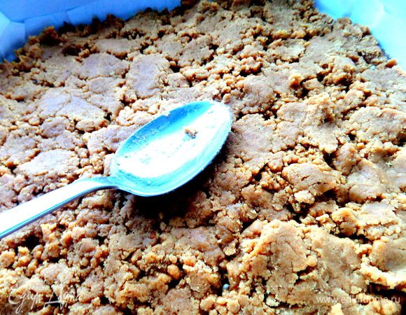 Прижимаем сначала ложкой.