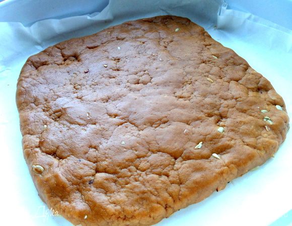 А потом уже ладонями прижимаем плотно массу к бумаге и формируем квадрат.