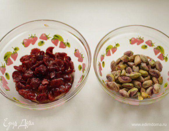 Клюкву замочите в коньяке мин. на 30.