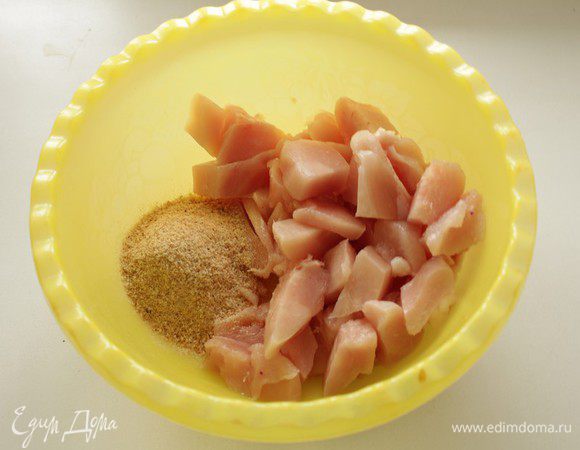 Курицу нарежьте кусочками, отмерьте сухари.