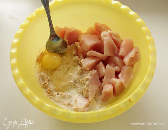 Добавьте сливки и перемешайте их с сухарями, разбейте туда же яйцо.