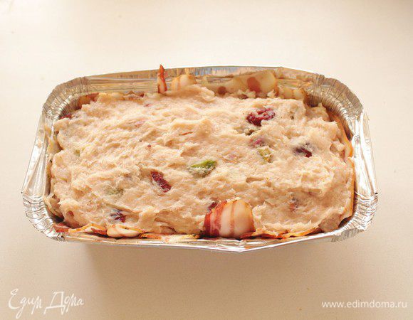 Форму для кекса выстелите полосками бекона внахлест, от середины к краям. Выложите поверх полосок бекона массу для террина, хорошенько спрессуйте ее, 