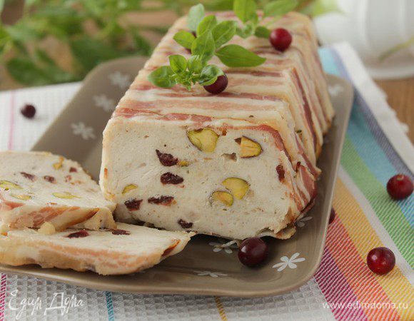 После того, как террин будет вынут из духовки, поверх него нужно будет положить пресс и оставить так до полного остывания.
Уберите террин в холодильник на сутки, а лучше двое, после чего смело разрезайте и наслаждайтесь! 
