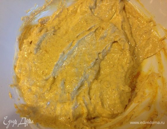 Корень имбиря натереть на мелкой тёрке, смешать в миске с куркумой, измельчённым чесноком и пастой карри (средней остроты). Добавить йогурт и перемешать. 