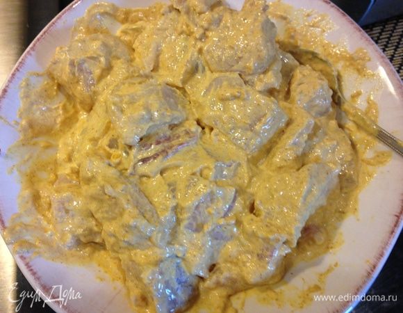 Рыбу разрезать на небольшие кусочки и выложить в миску к соусу. Как следует перемешать, чтобы рыба была целиком покрыта соусом. 