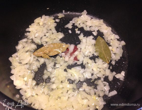 Разогреть в сотейнике масло и пассеровать лук, корицу (я не добавляла), сахар и лавровый лист пока лук не станет мягким. 