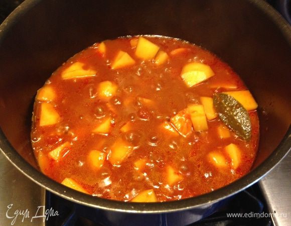 Добавить томаты, бульон (можно  овощной или рыбный, какой вам больше нравится), порезанный картофель и довести до кипения. Затем убавить огонь и готовить минут 20 пока не будет готов картофель и соус слегка не загустеет. В оригинале рекомендуется готовить в открытом виде, но я всё-таки прикрыла наполовину крышкой.