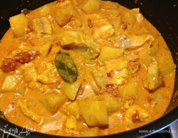 Выложить туда рыбу вместе с соусом и убавить огонь до минимума. Готовить около 10 минут, до готовности рыбы. Проверить на соль и перец.