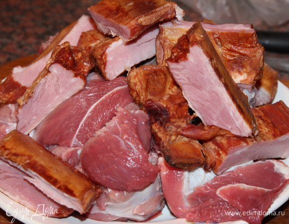 Мясо говядины, телятины и свиные ребра (копченые) нарезаем кусками. Мясо где-то по три на три сантиметра, ребра - как позволят косточки.