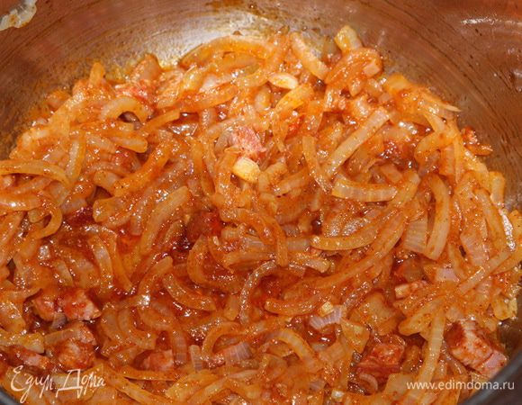 Как только лук стал полупрозрачным, добавляем хорошую столовую ложку с горкой паприки, перемешивая, проготавливаем около минутки.