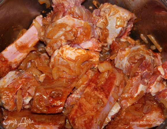 Отправляем в кастрюлю мясо, перемешиваем. Перемешивая, держим на огне пару минут.