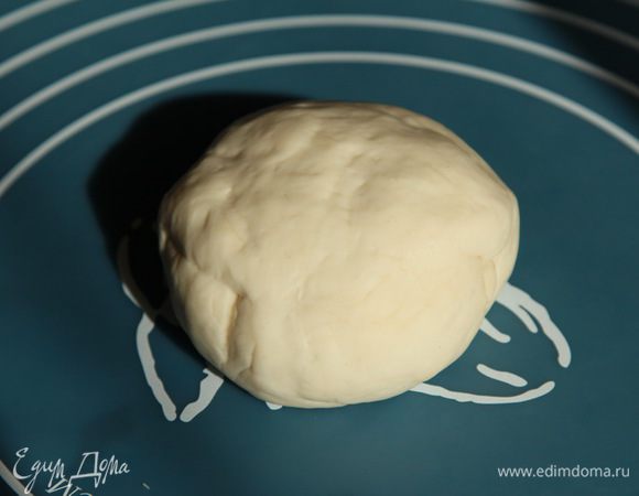 Пока готовится мясо, приготовим чипетки. Чипетки, это просто маленькие галушки, которые отщипываются от куска теста, немного подсушиваются, пока готовится гуляш, а потом отправляются туда же. Итак, с 1 яйца и муки замешиваем тесто. Если нужно - добавьте немного воды. А если совсем не хочется возиться с тестом - просто возьмите подходящие макарошки...