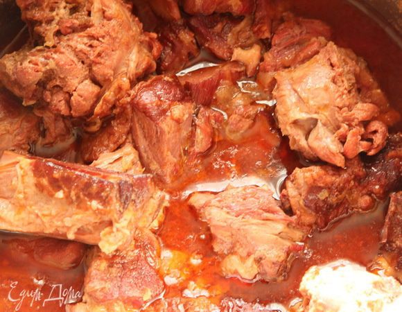 Через 2.5 часа у меня получилось вот такое мясо. Косточки я все вынула и отдала на радость собачкам. За это время мясо очень хорошо распарилось и сготовилось. Это уже вкусно, но мы пойдем дальше.