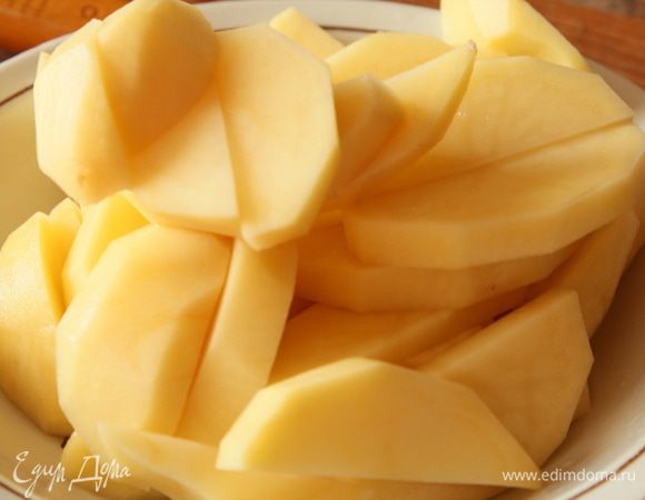 Картофель чистим и нарезаем так как вам нравится, но лучше не мелко. Тоже отправляем в кастрюлю. Добавляем воду снова так, чтобы все было слегка покрыто. Готовим под крышкой 30 минут.