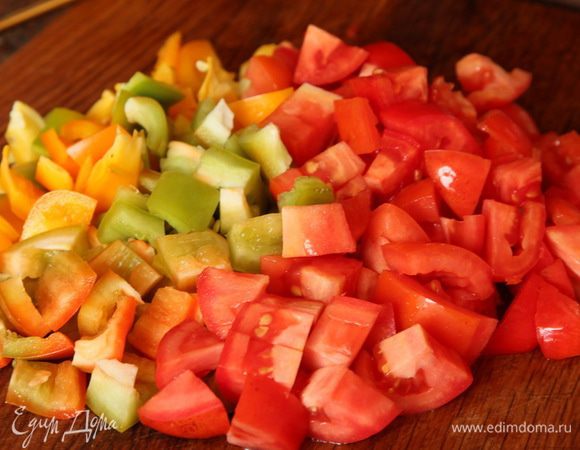 Перец сладкий (красный - не принципиально) и помидоры нарезаем кубиком.