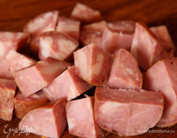 Пикницы (просто острые колбаски) нарезаем. 