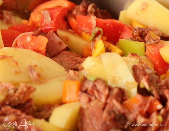 Все добавляем в кастрюлю и перемешиваем. Получилось густо, добавляем воду так, чтобы она покрывала все на 1 палец сверху и готовим еще 30 минут. 