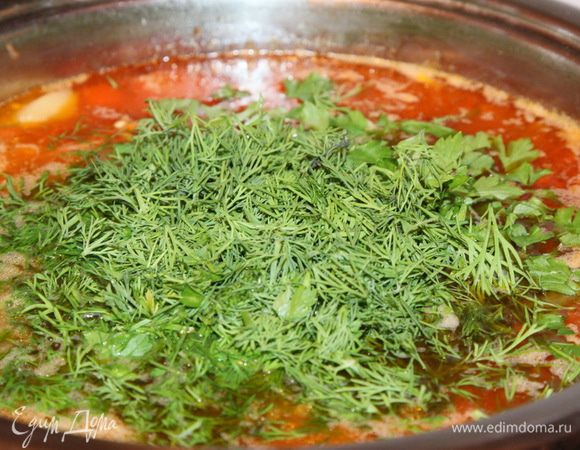Нарезаем много, очень много зелени и добавляем в гуляш.