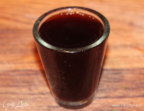 Перемешиваем, доводим до кипения и на этом этапе добавляем 60 мл сухого красного вина.