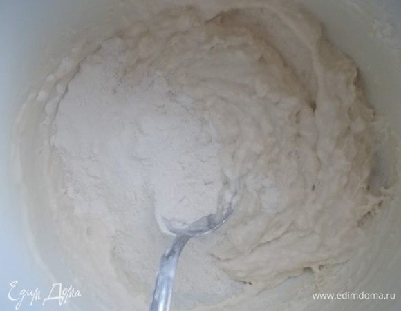 Затем добавляем постепенно муку.