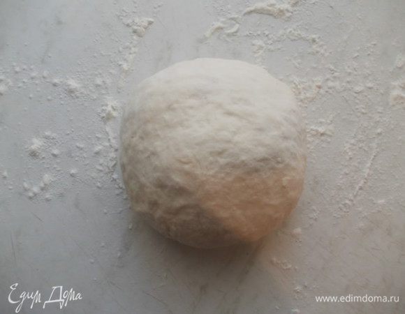 Всыпать сразу -350 г муки,затем по необходимости подмешивать и подсыпать,во время раскатывания теста. 