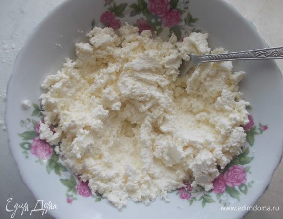 Тем временем,займемся начинкой. Творог нужно размять хорошо вилкой. Посолить нужно хорошо.