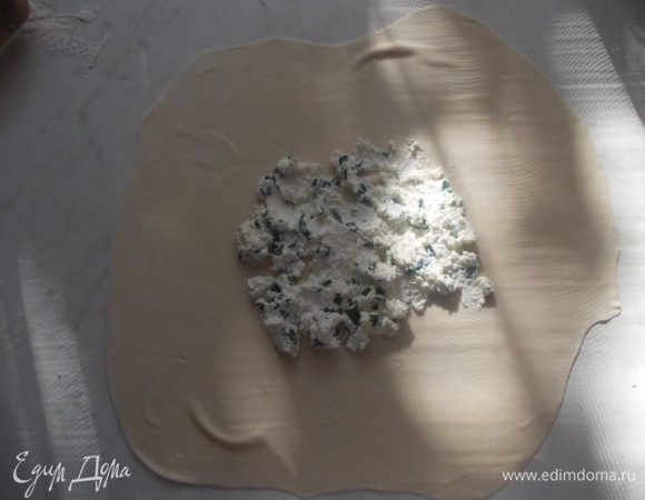 Разделите тесто на 6 частей. Каждый кусочек,раскатываем ооочень тонко,как на чебурек. Кладем немного начинки в середину и распределяем ее тоненько.