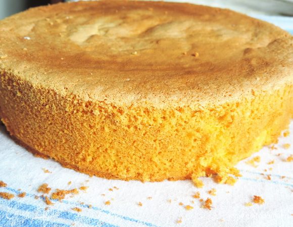 Теперь испечем бисквит из указанных ингредиентов вот по этому рецепту http://www.edimdoma.ru/retsepty/67407-izumitelnyy-belyy-biskvit. Диаметр формы 24см.