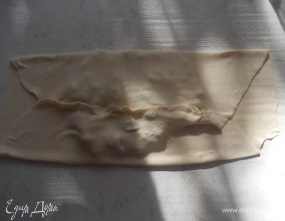 Соединить два края и защипнуть их хорошо,как вареник мы защипываем.