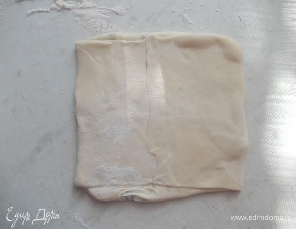 Затем соединить другие два края и также защипнуть. Скалкой тонко раскатать. Но,не в коем случае,нельзя порвать тесто,чтобы начинка не оголилось,поэтому перед тем как раскатать,максимально тонко плакопс,нужно сначала прижать его руками,разровнять,а потом раскатывать. Также приготовить все 6 штук.