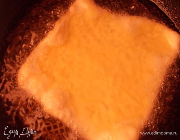 Разогреваем масло в сковороде,нужно широкое дно,чтобы плакопс поместился во время обжаривания. В раскаленное масло,аккуратно опускаем плакопс,смотрим,чтобы не сгорел,они жарятся быстро. Как только появятся воздушные пузыри и станет тесто золотистым,перевернуть на другую сторону.