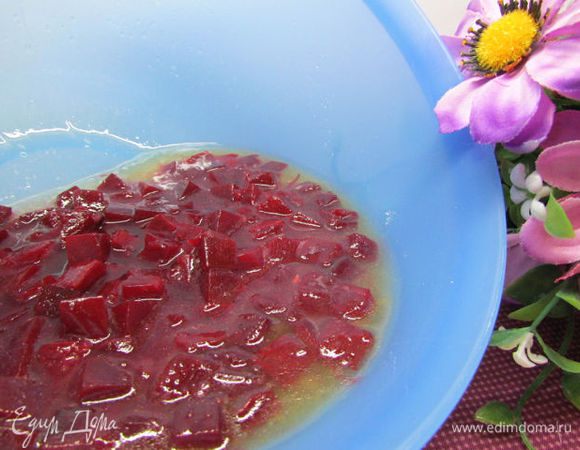 Растереть сахар с маслом, добавить свёклу, апельсиновый сок, ванильный сахар. Все тщательно перемешать.