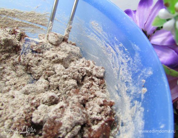 Соединить мучную смесь с шоколадно-свекольной и аккуратно перемешать.