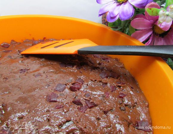 Выложить тесто в силиконовую форму для выпечки, диаметром 22-24 см. Если у вас нет силиконовой формы, то предварительно смажьте форму растительным маслом, аккуратно присыпьте мукой и стряхните лишнюю, затем кладите тесто. Разровнять тесто мокрым ножом  или силиконовой лопаточкой. Поставить в духовку, нагретую до 180-190 градусов, на 40-50 минут. Проверить готовность деревянной шпажкой.